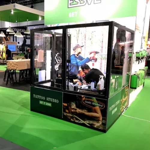 ESSDE låter monterbesökare få en tatuering vid besök i ESSDE montern - Nordbygg 2022