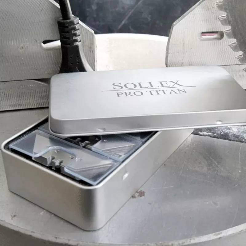 En metallask med Sollex knivblad PRO Titan 10st