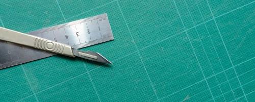 Hobbyskalpellen rekommenderas för att skära på en speciell yta, en skärmatta