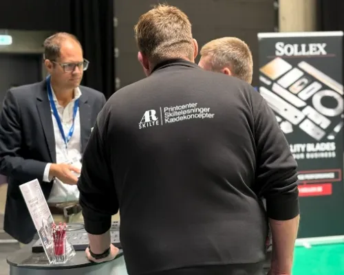 Johan Falk, VD för Sollex, i samtal med besökare vid montern på Sign Print Pack i Odense 2026