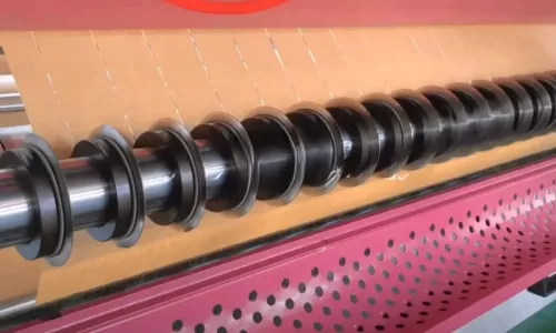 Circular rotary knives in a slitter machine cutting flexible materials in the air - Sollex