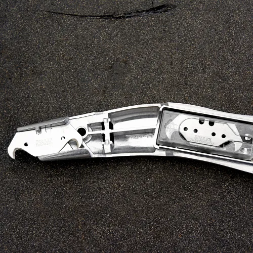 Sollex byggkniv / delfinkniv 2000 för att skära i gipsskivor och takpapp med dispenser med extrablad inuti kniven
