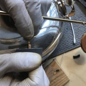 Små delar av kork skärs med yrkesblad för att fästas på träblåsinstrument som dämpare mellan klaffar, trä och metall - Sollex blogg