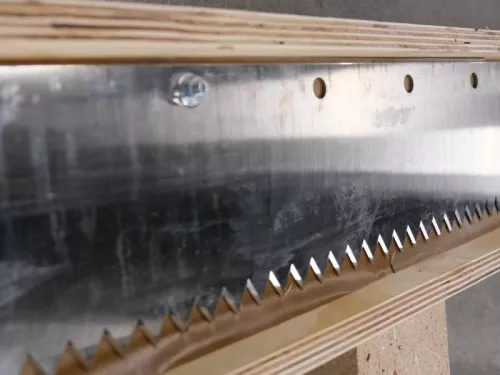 Toothed knife of 3000mm length and 150 teeth - Sollex new record