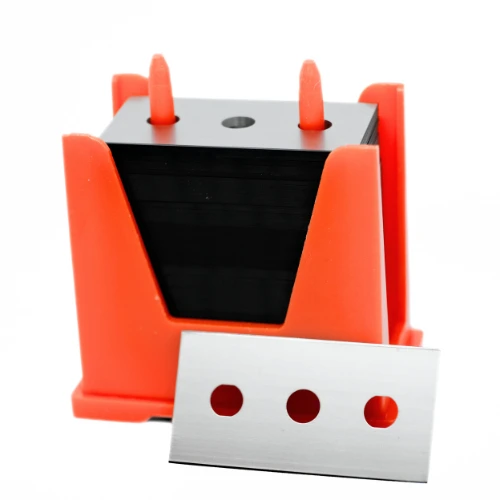 A packaging of slitter razor blades with 3 holes - Sollex