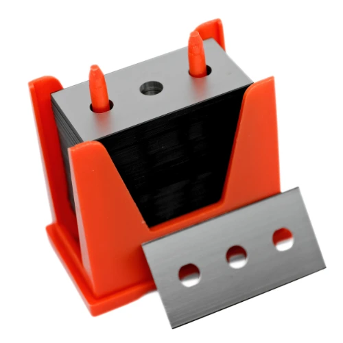 A packaging of industrial razor blades with 3 holes and straight corners - Sollex
