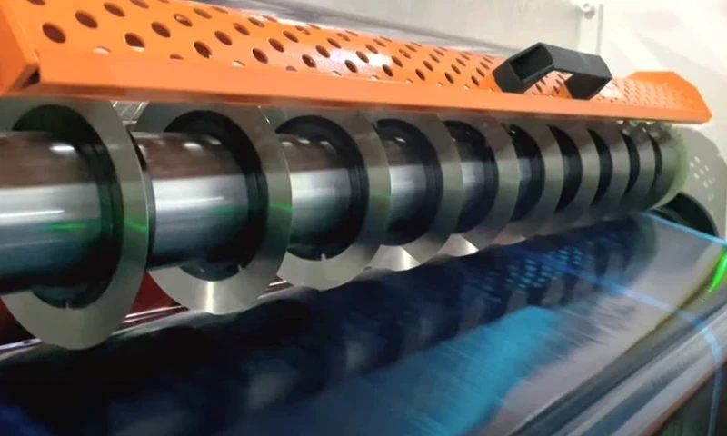 Machine à découper les rubans avec couteaux circulaires bombés pour la découpe par cisaillement de rubans et de films plastiques - Sollex