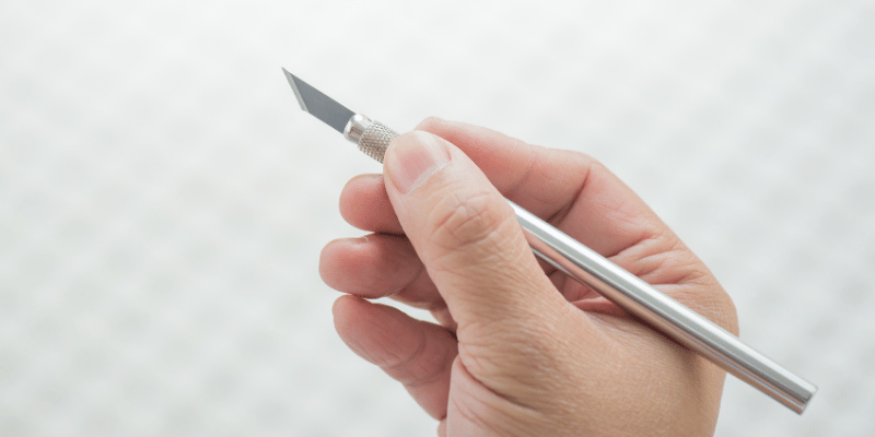 A way of holding a craft scalpel for precision cutting as a “pen” - Sollex