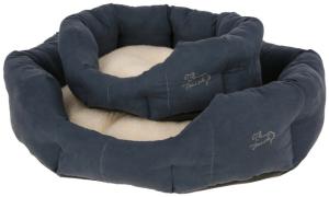 En mysig bädd i velour och med vändbar dyna. Den har också en undersida med antislip så att bädden ligger still på golvet.