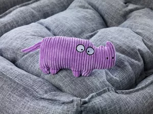 Underbar liten hundleksak i corduroy.  Lek är roligast tillsammans! Lek är också ett bra sätt att stärka bandet mellan dig och din hund. Leksaken har också ett roligt pipljud som inbjuder till rolig lek.