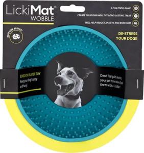 Magin med LickiMat Wobble är att den utmanar din hund att slicka i sig maten ur den mönstrade ytan för att bli belönad.