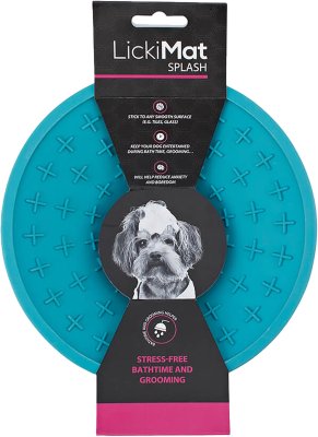Hundskål Lickimat Splash har en sugkopp som gör det möjligt att fästa den på alla hårda ytor, till exempel klinker, glas eller laminat.