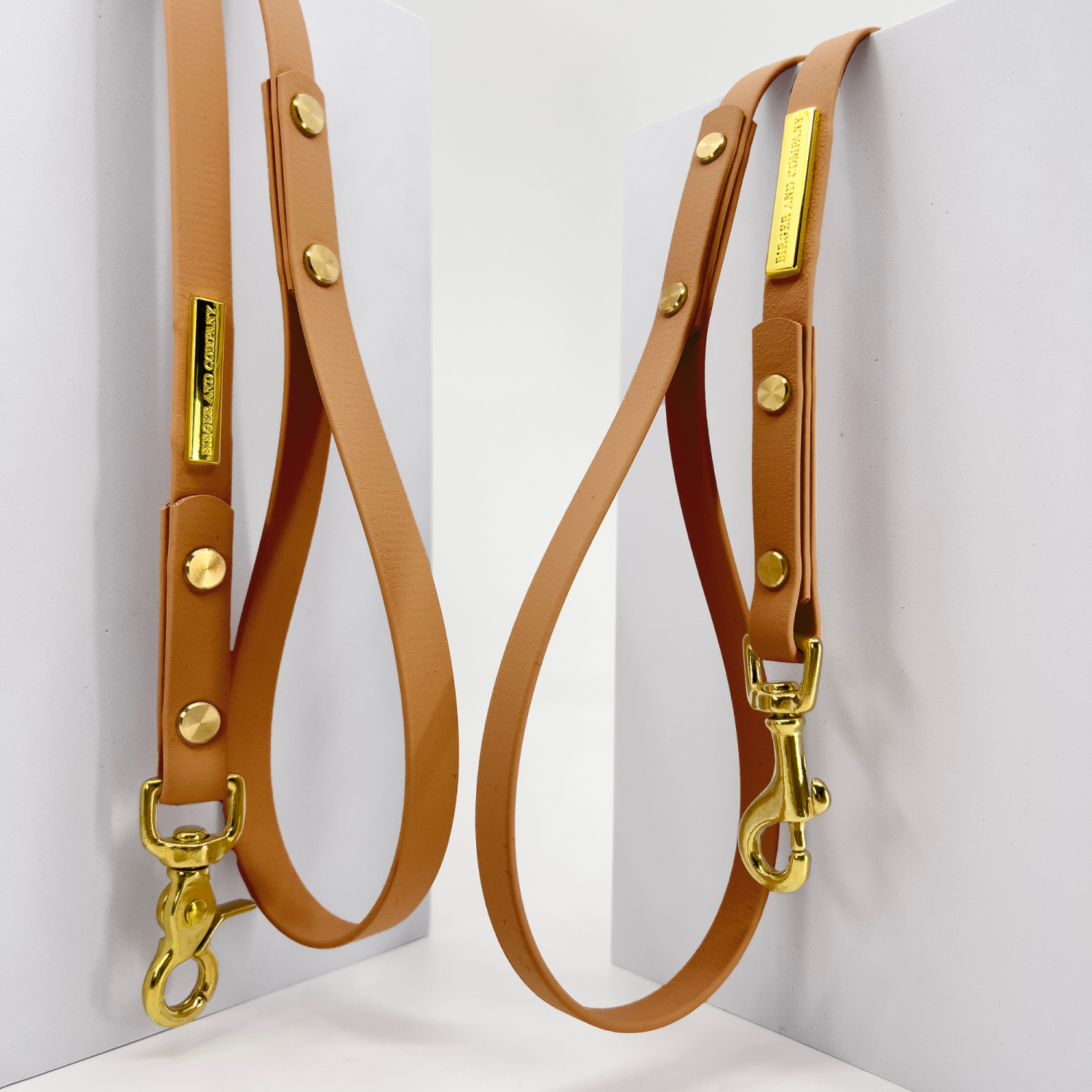 Birger & Company Classic Leash  Stilrent enfärgat koppel som är gjort av Biothane Beta med mässingdetaljer.