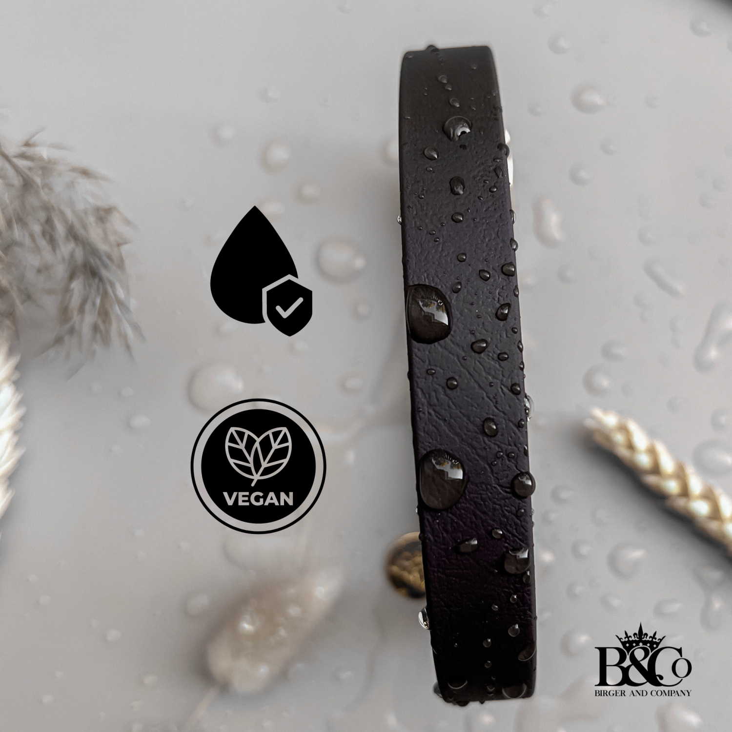 Birger and Company Classic Halsband är stilrena och tillverkade av BioThane Beta med snygga mässingdetaljer. Halsbandet är ställbart och finns i många olika storlekar.