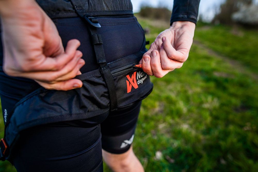 Den unika konstruktionen av CaniX belt 2.0 hjälper till att ta bort belastningen på ländryggen och främjar bra löpteknik. Det är så lätt och bekväm att du knappt känner det!