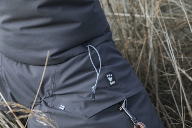 Hurtta Extreme Overall värmande overall är utformad för särskilt kalla förhållanden och för hundar som lätt fryser. Den skyddande utformningen isolerar hundens stora muskelgrupper samt bukregionen, bröstet och benen,