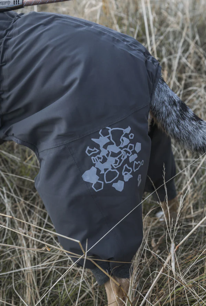 Hurtta Extreme Overall värmande overall är utformad för särskilt kalla förhållanden och för hundar som lätt fryser. Den skyddande utformningen isolerar hundens stora muskelgrupper samt bukregionen, bröstet och benen,