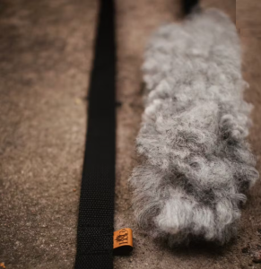 Kampleksak med svenskt fårskinn från Katrineholm. Uppskattad belöning/kampleksak med svenskt fårskinn.