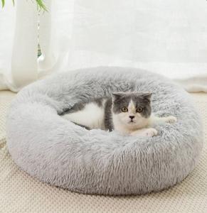 Fluffy Fur Donut är en varm och skön bädd och med sitt fluff får djuret att ligga bekvämt och känslan av att sova på moln.