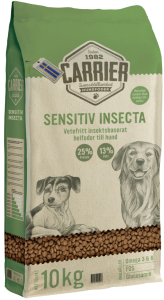 CARRIER SENSITIV INSECTA är ett vetefritt, köttbaserat Super Premiumfoder i lättuggade bitar med insektsmjöl (torkade larver av Hermetia Illucens, svart soldatfluga) som enda köttproteinkälla och är ett hållbart alternativ till kött.