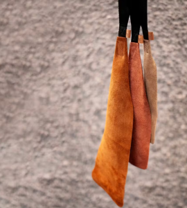 Kampleksak med svenskt spaltläder i jordnära färger. Belöning/kampleksak i spaltläder med handtag.