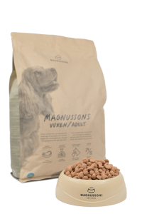 Magnussons Vuxen är ett helfoder för vuxna hundar med normal till hög aktivitet samt för växande hundar av storvuxna raser.