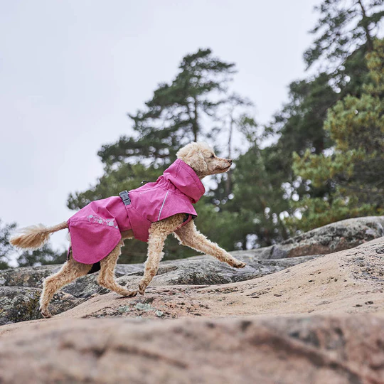 Med en uppdaterad design och passform på vår populära Monsoon regnjacka, nu tillverkad av 100 % återvunnet material, så finns det inget bättre sätt att hålla sig torr och bekväm i kallt och blött vinterväder.