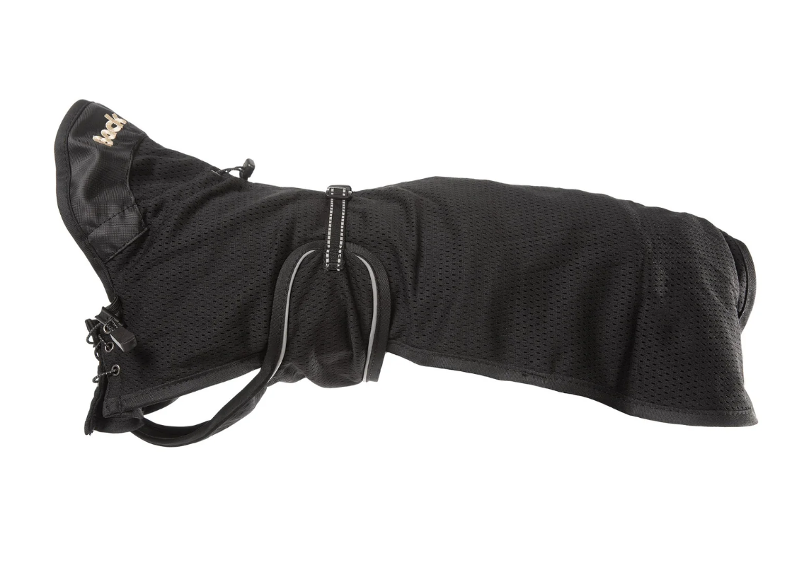 Hundnättäcket är ett riktigt multi-täcke som fungerar lika bra på utomhus under sommaren som inomhus under vintern - eller under ett annat täcke.