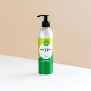 Innehåller rikligt av essentiella fettsyror som ger näring till huden och förbättrar hudens naturliga skyddslager.