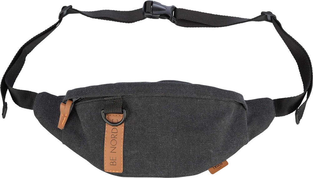 BE NORDIC Sling magväska är en stilren och smart väska för förvaring. Väskan har ett vattenavvisande innerfoder och flera fickor med dragkedjor och avdelare.