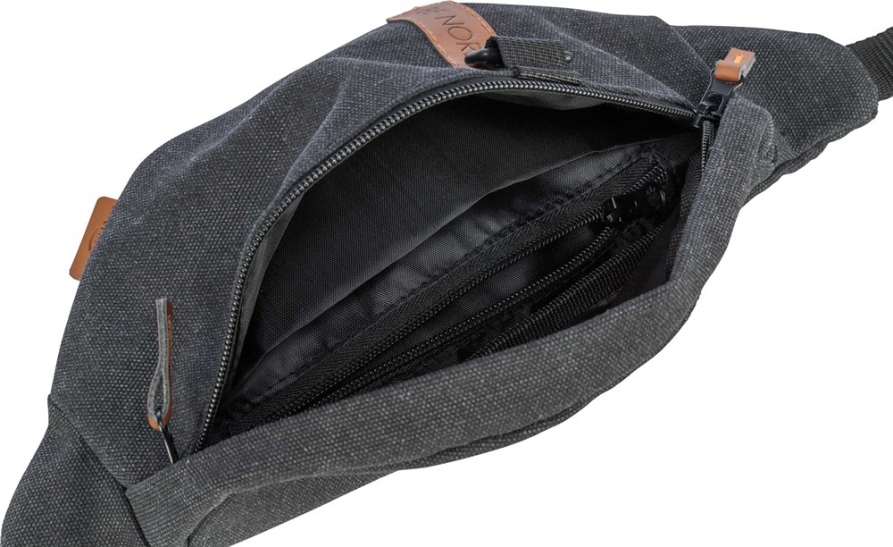 BE NORDIC Sling magväska är en stilren och smart väska för förvaring. Väskan har ett vattenavvisande innerfoder och flera fickor med dragkedjor och avdelare.