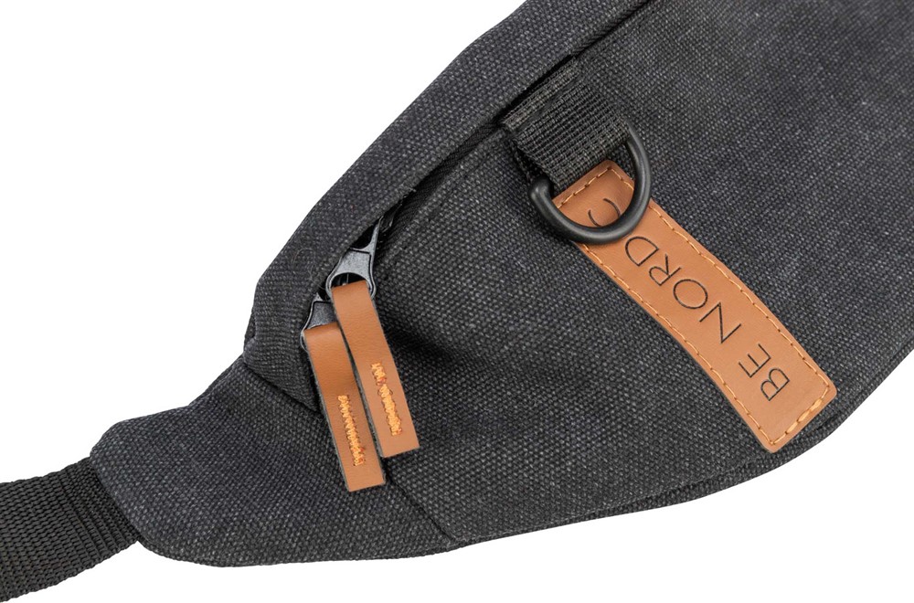 BE NORDIC Sling magväska är en stilren och smart väska för förvaring. Väskan har ett vattenavvisande innerfoder och flera fickor med dragkedjor och avdelare.