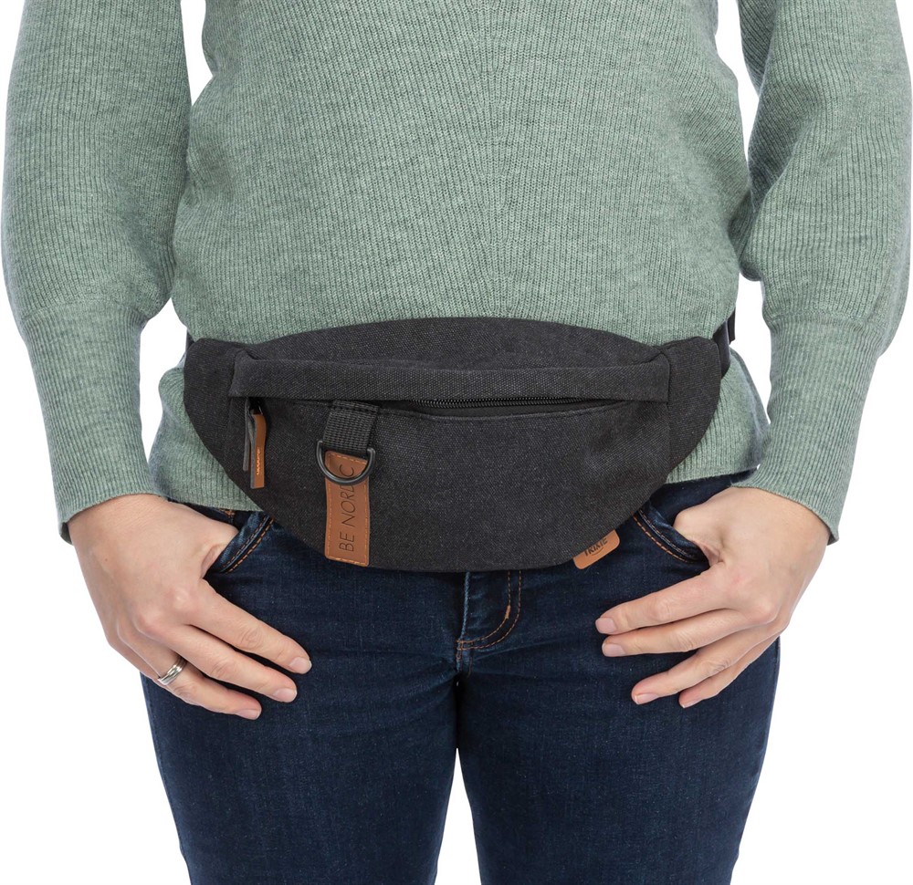 BE NORDIC Sling magväska är en stilren och smart väska för förvaring. Väskan har ett vattenavvisande innerfoder och flera fickor med dragkedjor och avdelare.