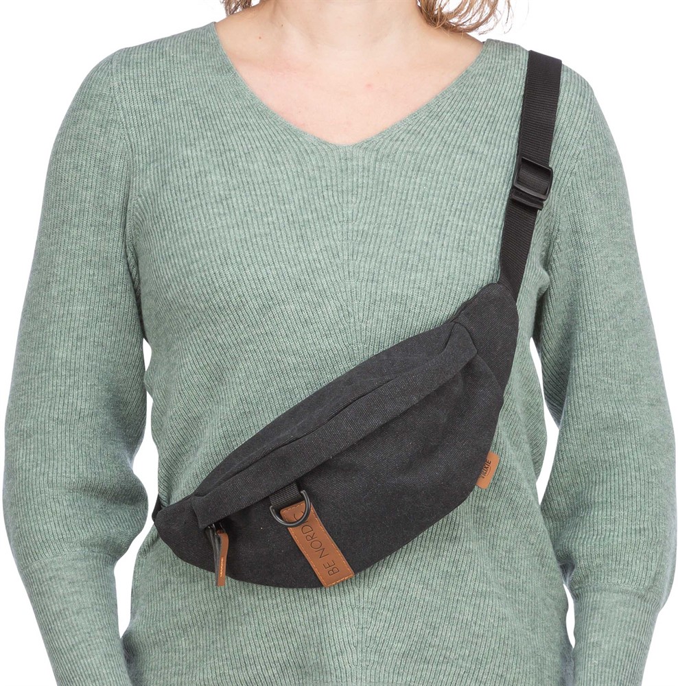 BE NORDIC Sling magväska är en stilren och smart väska för förvaring. Väskan har ett vattenavvisande innerfoder och flera fickor med dragkedjor och avdelare.