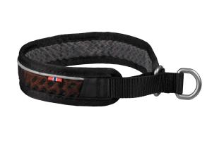 Rock collar 3.0 är tillverkat med vårt unika HexiVent trippelmeshmaterial. Detta material är lätt och ger hög andningsförmåga utan att göra avkall på hållbarheten.
