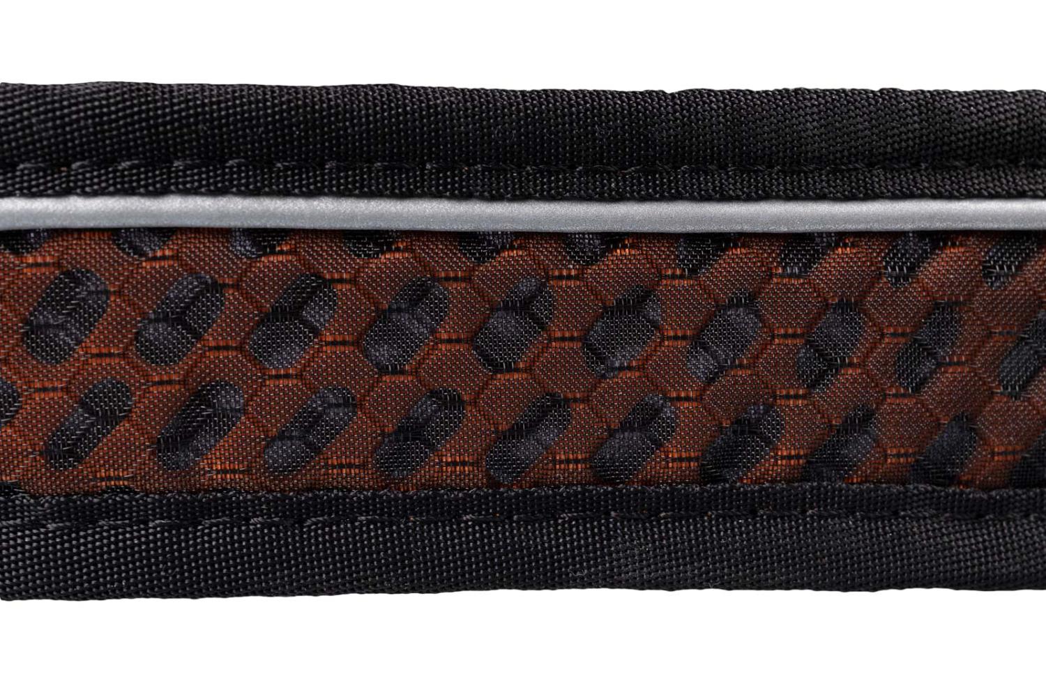Rock collar 3.0 är tillverkat med vårt unika HexiVent trippelmeshmaterial. Detta material är lätt och ger hög andningsförmåga utan att göra avkall på hållbarheten.