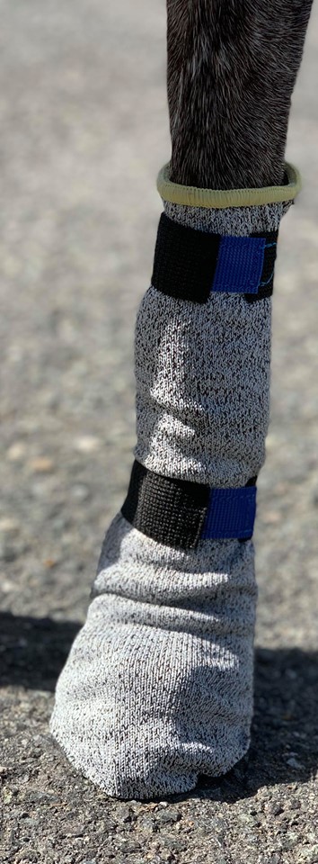 Sockarna är en hög modell i slitstarkt material. Sockan har två kardborreband för extra bra fäste. Sockan är ergonomiskt anpassad för hundens ben och tillverkad av material som andas.
