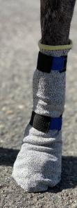 Sockarna är en hög modell i slitstarkt material. Sockan har två kardborreband för extra bra fäste. Sockan är ergonomiskt anpassad för hundens ben och tillverkad av material som andas.