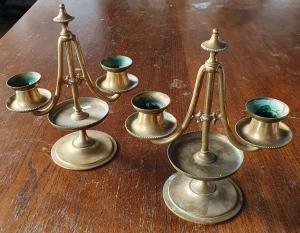 Ett par tvåarmade ljusstakar