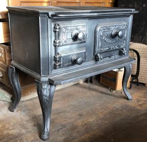 Antik, helrenoverad vedspis