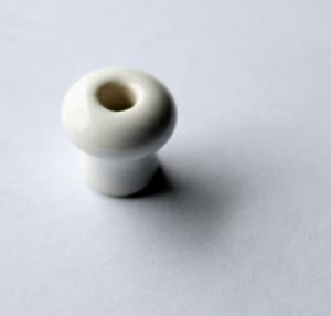 Porslinsknopp med hål, liten