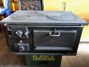 Antik, helrenoverad vedspis