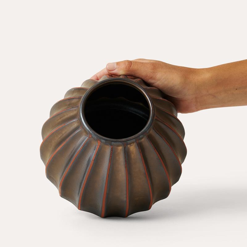 Salon large round vase, bronze