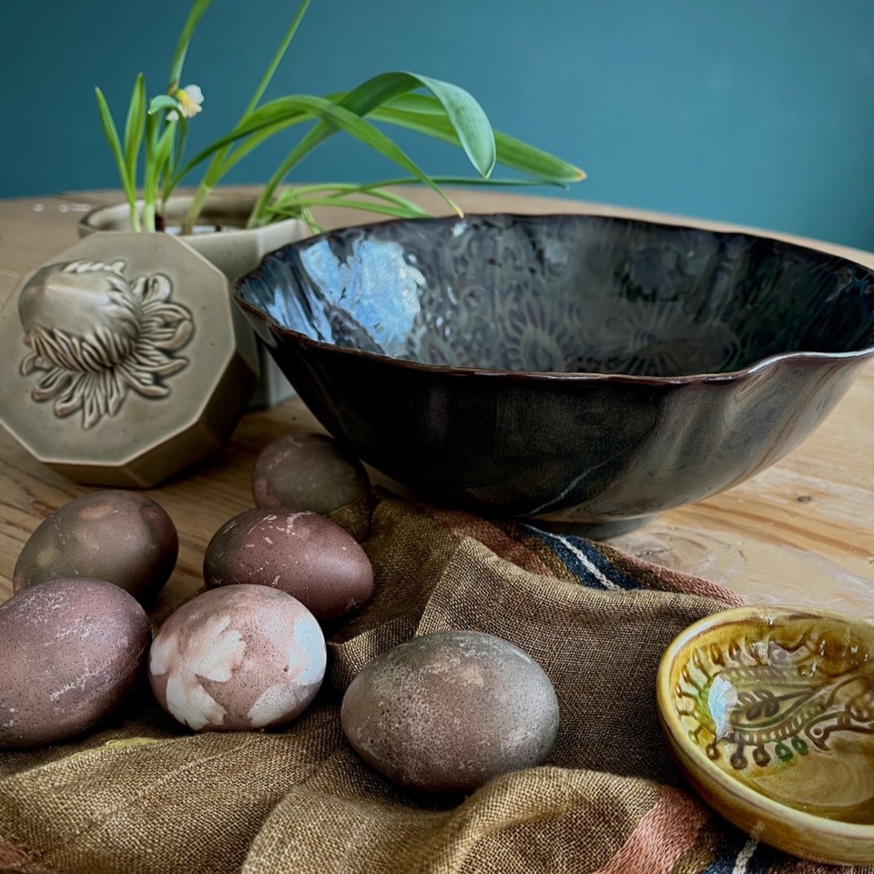Matcha dukningen med naturfärgade ägg