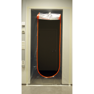 En blixtlåsdörr i U-modell med måtten H2200mm, B1200mm i 0,20mm tjock klar plast med ett påsytt 6mm spiral- eller tandblixtlåsband (orange/svart) i U-form