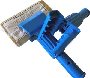 Grepp till sotsvamp är till för att fästa ABT Sotsvamp i ena änden och trä eller aluminiumskaft i andra och på så sätt enkelt nå oåtkomliga ytor som tex tak eller tapeter