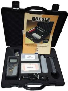 ABTBV, en Bresleväska för kloridmätning med konduktivitetsmätare innehållande konduktansmätare med mätprob, destillerat vatten, cylindriskt analyskärl med volymgradering,25 st Breslepatchar, spruta, kanyl, kvadratisk magnetisk platta och textilborste