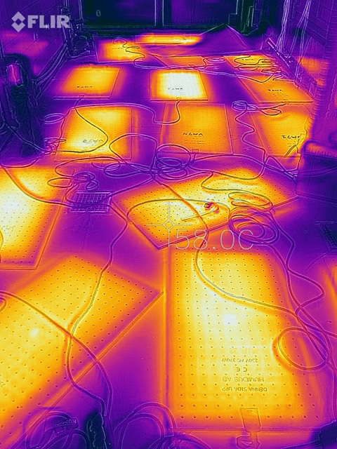 ABT Torkmatta är en torkmatta med en arbetstemperatur på 70 grader och måtten 100cm lång, 52.5cm bred och 1,5cm tjock med en vikt på endast 6,5kg vilket gör att den passar utmärkt i de flesta utrymmen allt ifrån krypgrund, skafferier, källare till båten