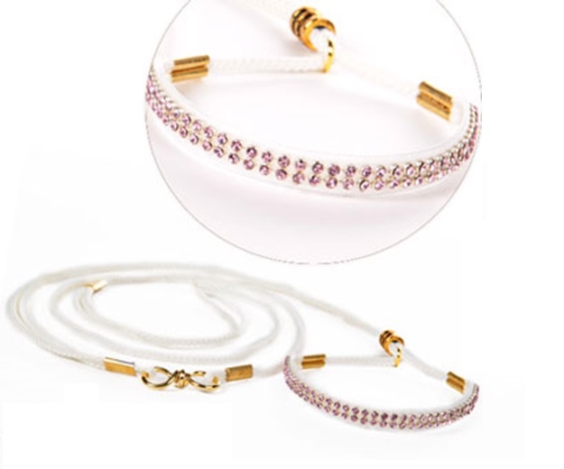 Vitt utställningskoppel med rosa strass