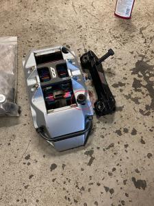 Skruv mellan bromsok & adapter (Fram - Mono - 356mm)